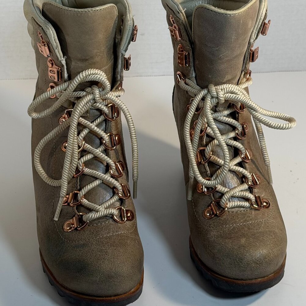 Women's size 7 Sorel Boots